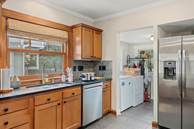 Building Photo - 2 Bed 1.5 Bath Home in the Heart of KCMO and Plaza Area