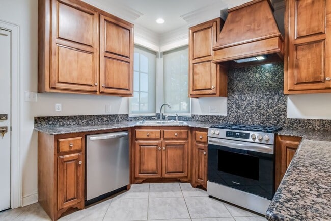 Building Photo - Beautifully Renovated 4-Bedroom Home in St...