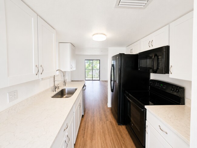 Building Photo - Updated 2-Bedroom Condo with Screened Lanai with water included.