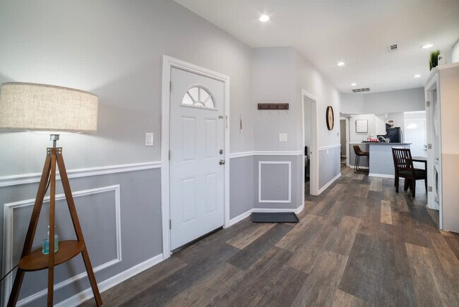 Building Photo - 2002 W Cermak Rd