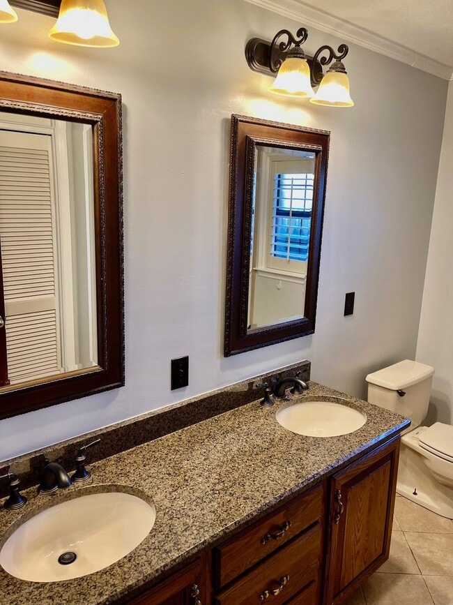 Building Photo - AVAILABLE 07/01!  HUGE 3300sqft  4BR/3.5BA...