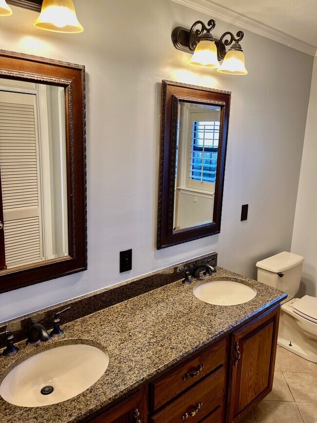 Building Photo - Luxurious Rustic 3300sqft  4BR/3.5BA/Overs...