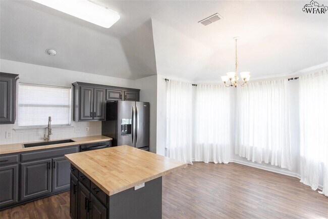 Building Photo - 6051 Laci Ln