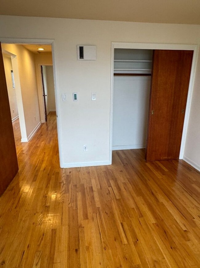 Building Photo - 2bd/1ba Seattle Apartment