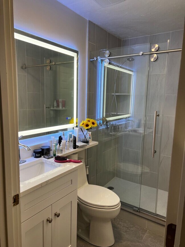 Building Photo - WOW!!!  GORGEOUS BRIGHTON 3 BED WITH HT AND HW INCLUDED!!