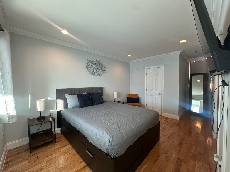 Building Photo - 205 N 11th St