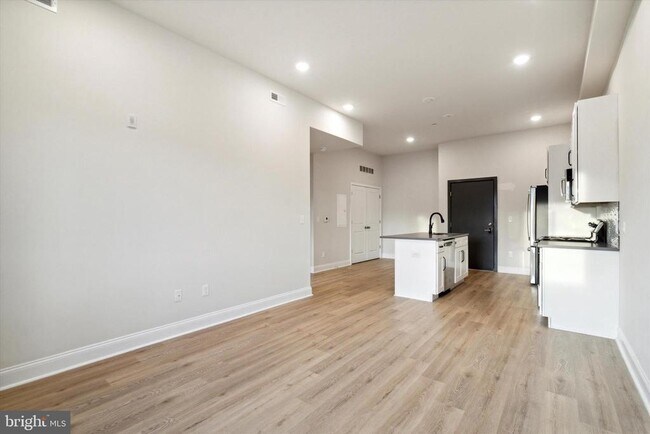 Building Photo - 2157 E Lehigh Ave