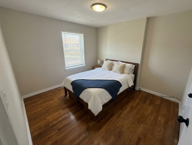 Building Photo - Updated 2-Bedroom Townhouse Near Mott Park