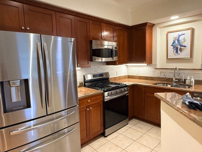 Building Photo - 2000 Davenport Ave