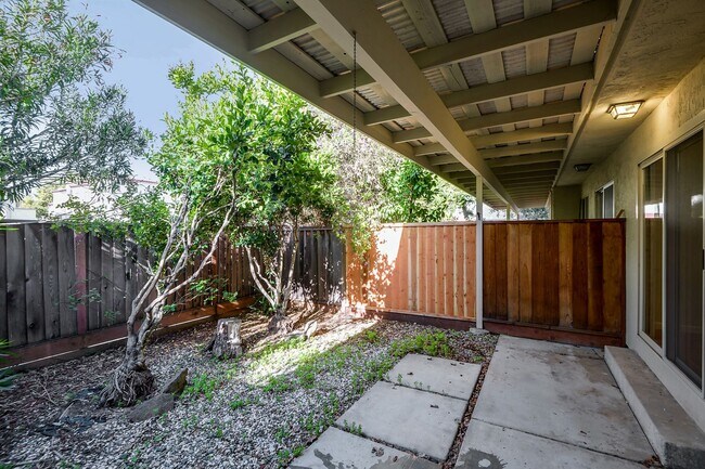 Building Photo - 2bed/2.5bath Townhouse with Updated Kitchen!