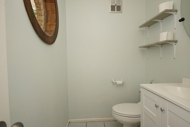 Building Photo - 223 S Bayshore Dr