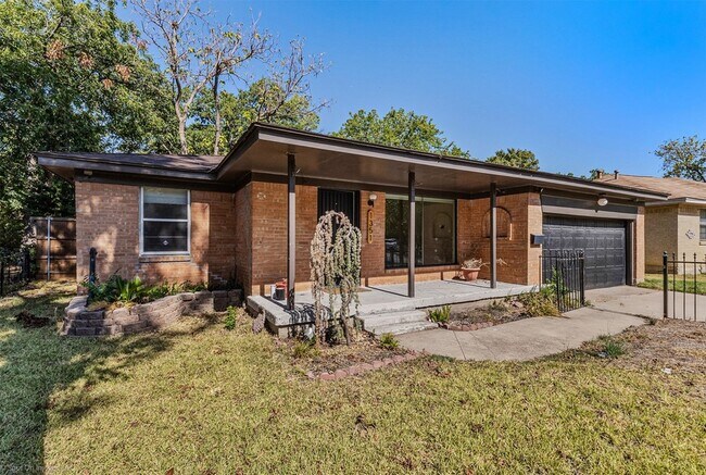 Building Photo - 1351 Dell Oak Dr