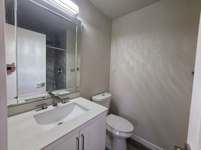 Building Photo - 6094 S Kingston Cir