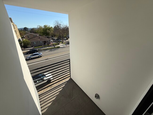 Building Photo - 11451-11455 Victory Blvd