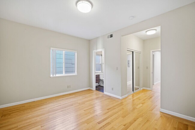 Building Photo - 3bed/2bath Top-Floor Flat w/ Modern SF Charm - Pet(s) Welcome