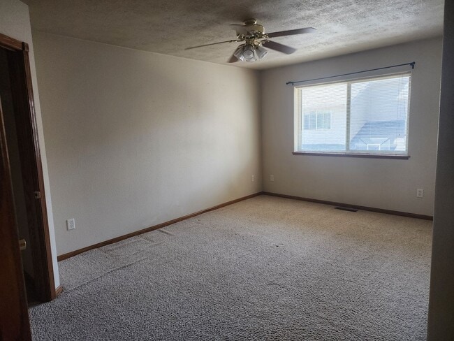 Building Photo - Three bedroom two bathroom Town home