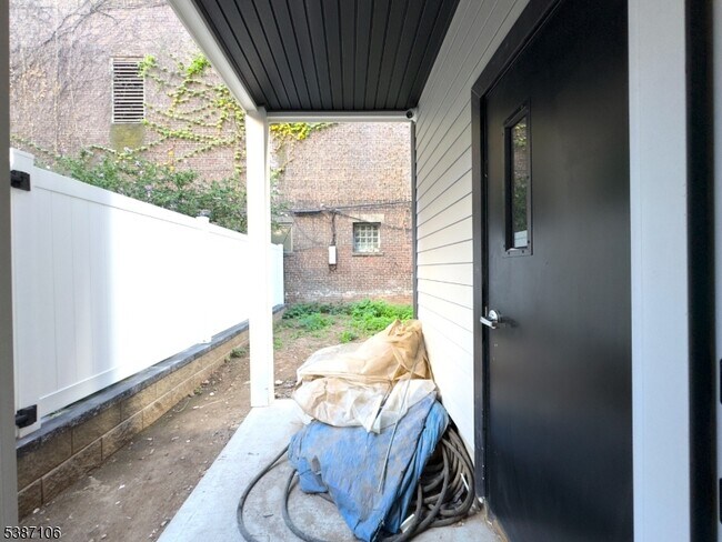 Building Photo - 52 James St