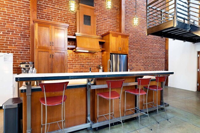 Building Photo - 657 3rd St