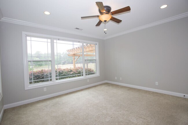 Building Photo - Woodlake Home