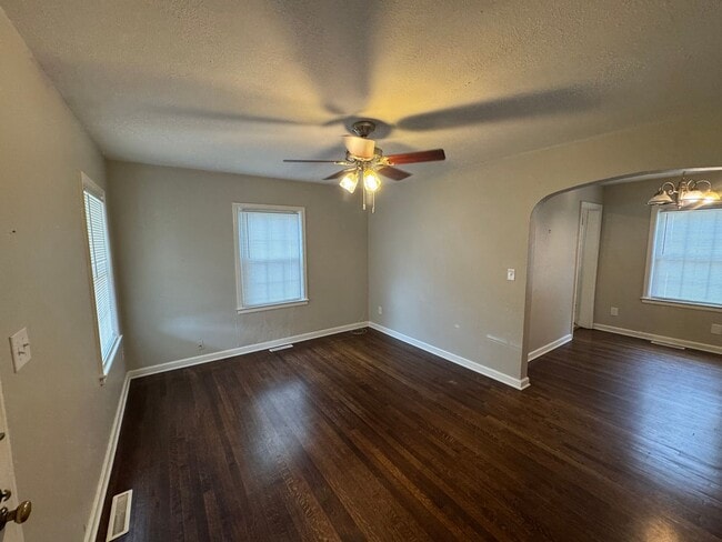 Building Photo - Newly updated 3 bedroom 1 bath with hardwo...
