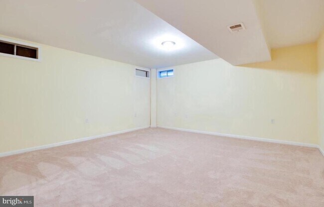 Building Photo - 8464 Hessian Hill Ct
