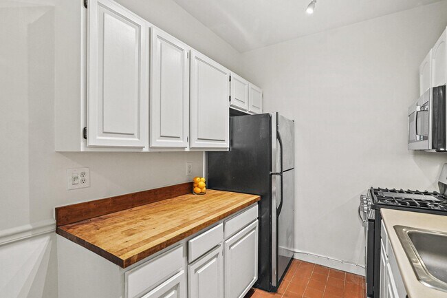 Building Photo - 4114 Davis Pl NW