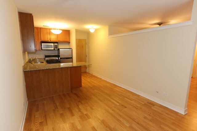 Building Photo - 628 W Wrightwood Ave