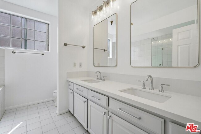 Building Photo - 2205 S Bentley Ave