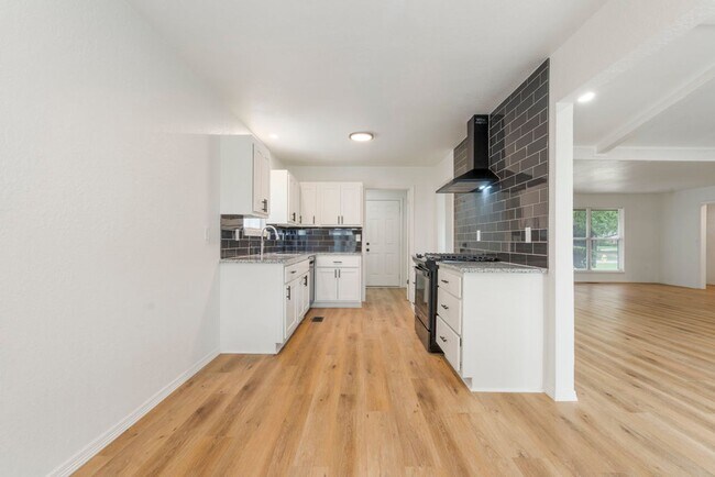 Building Photo - 3 Bed | 2 Bath near Downtown Tulsa!