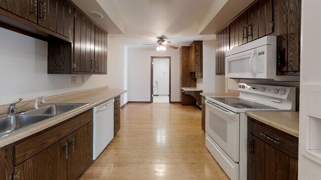Building Photo - 933 High Meadow Dr