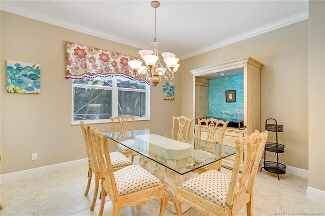 Building Photo - 521 NE Abaca Way