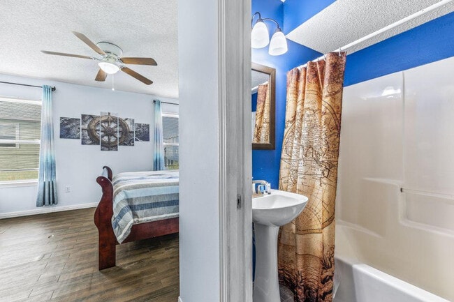 Building Photo - 1472 W Beach Blvd