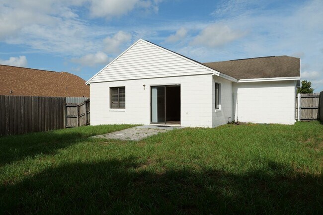 Building Photo - Spacious & Bright 2BD/1BA Home – Move-In R...