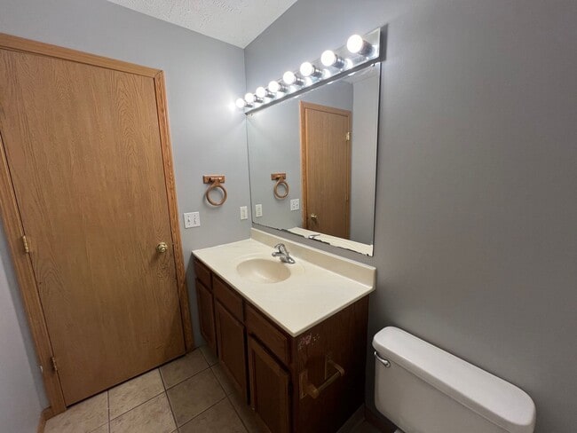 Building Photo - 105 W B St