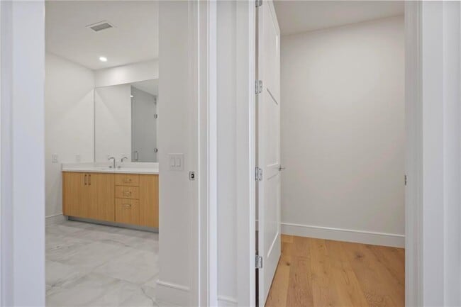 Building Photo - 2425 Peachtree Rd NE