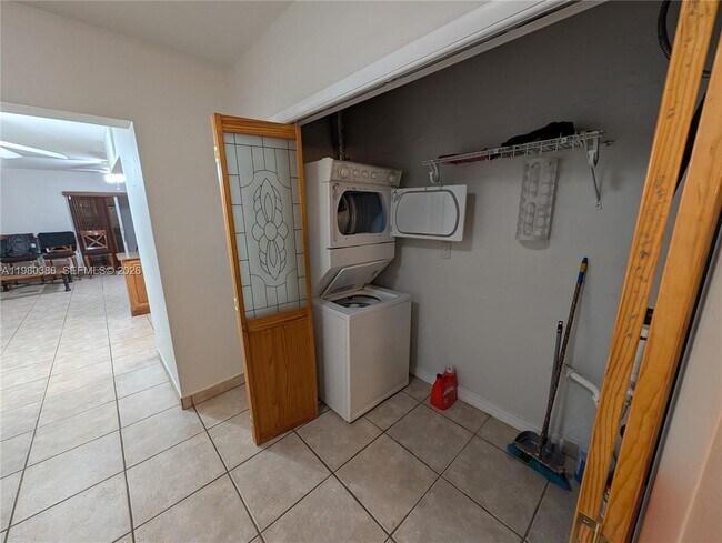 Building Photo - 1037 SW 76th Ave