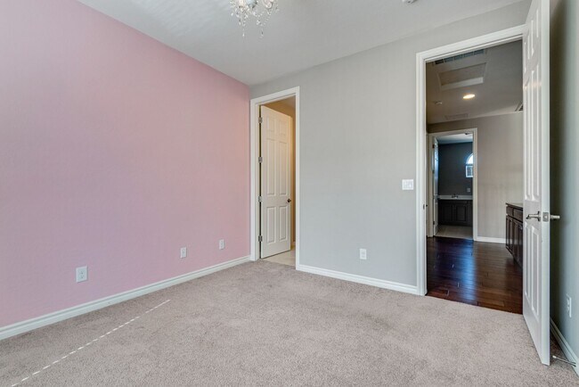 Building Photo - Stunning Summerlin Rental on Private Cul-d...