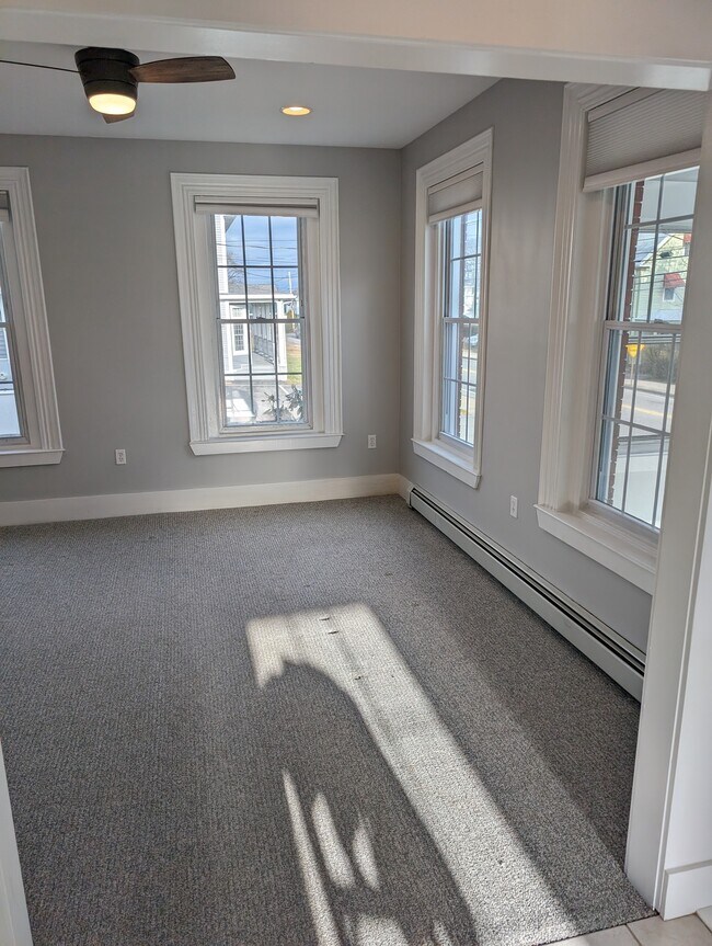 Building Photo - 264 Elm St