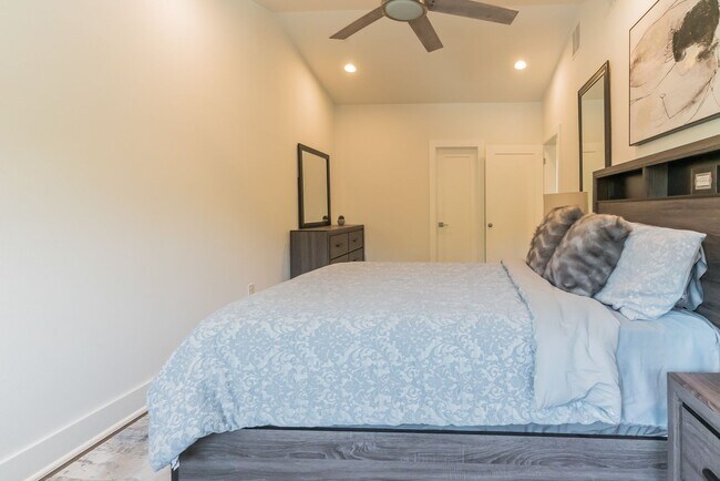 Building Photo - TX-AUS-113DEN