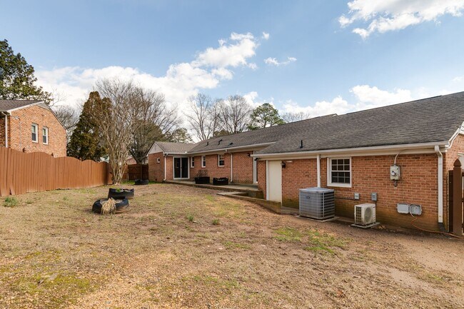 Building Photo - 3 Bedroom Rancher in Chesterfield! ***Avai...