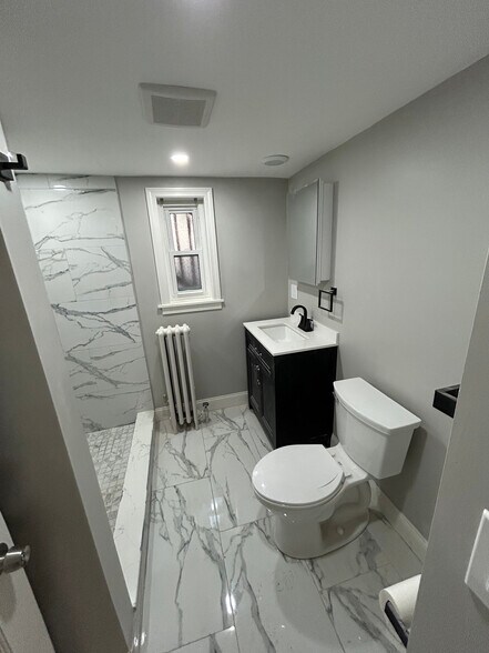 Building Photo - 13 Gladstone St