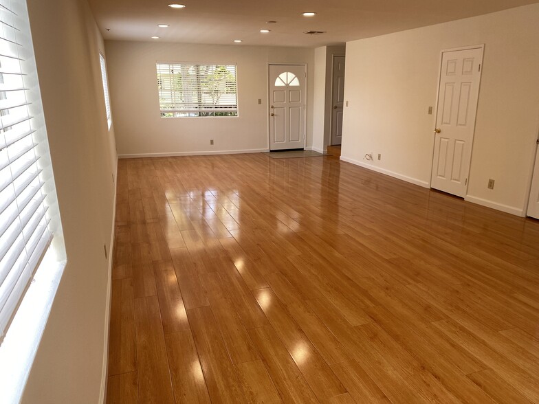 Primary Photo - 308 E Valencia Ave