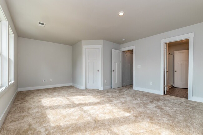 Building Photo - Elegant 3 Bedroom 2.5 Bathroom Townhome Near Downtown Greenville $1,850/mo rent