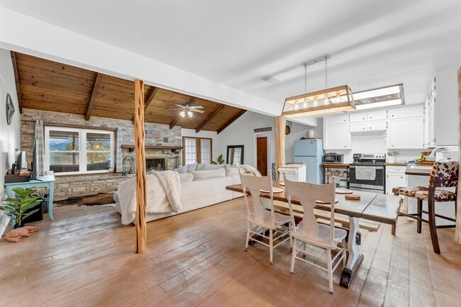 Building Photo - 400 Robin Ln