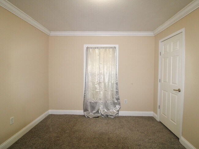 Building Photo - Charming Townhome Close to Downtown Pulaski