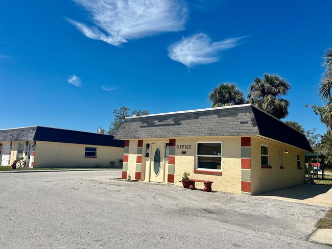 Building Photo - New Port Colony 2B/2B  w/ 1-Car Garage in ...