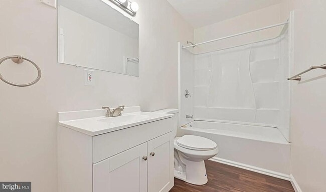 Building Photo - 2531 E Chestnut Ave