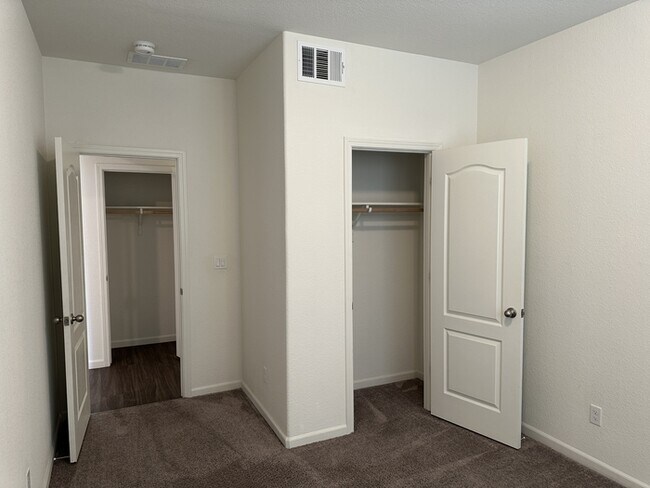 Building Photo - Manteca 5 Bedroom, 3 Bath Executive Style ...