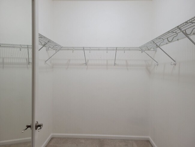 Building Photo - High End Condo on Top floor: High Ceilings...