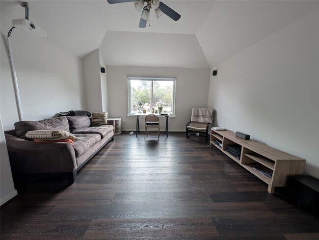 Building Photo - 5902 Mettler Ln